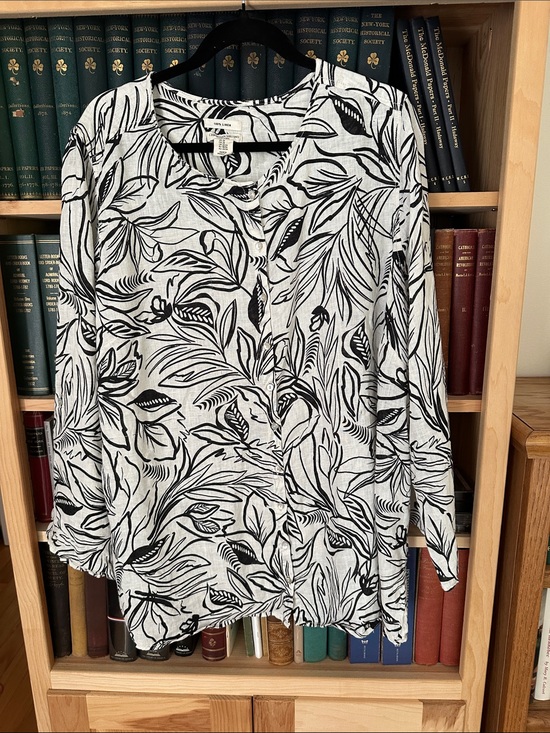 Christian Siriano Tops - Christian Siriano Black and White Floral Button-Front Shirt